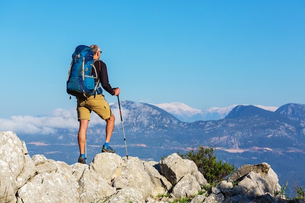 Senderismo en el famoso Lycian Way en Turquía. Mochilero en el camino.