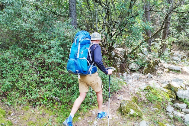 Senderismo en el famoso Lycian Way en Turquía. Mochilero en el camino.