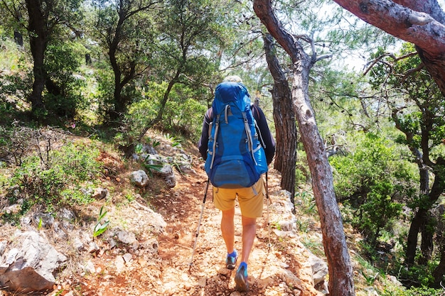 Senderismo en el famoso Lycian Way en Turquía. Mochilero en el camino.