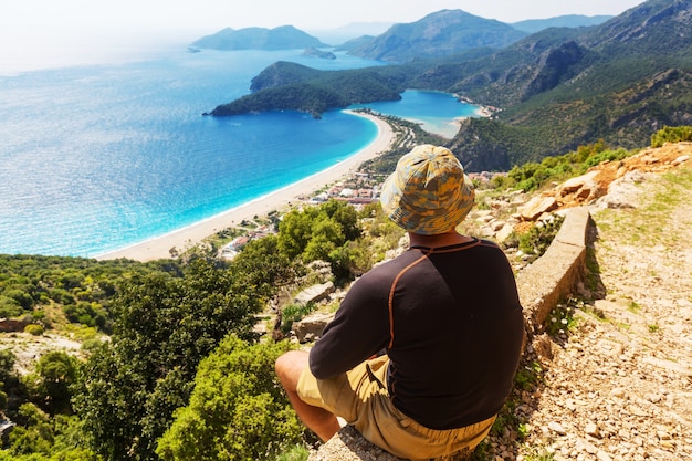 Senderismo en el famoso Lycian Way en Turquía. Mochilero en el camino.