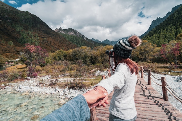 Senderismo joven pareja viajero mirando hermoso paisaje en la reserva natural de Yading, concepto de estilo de vida de viaje