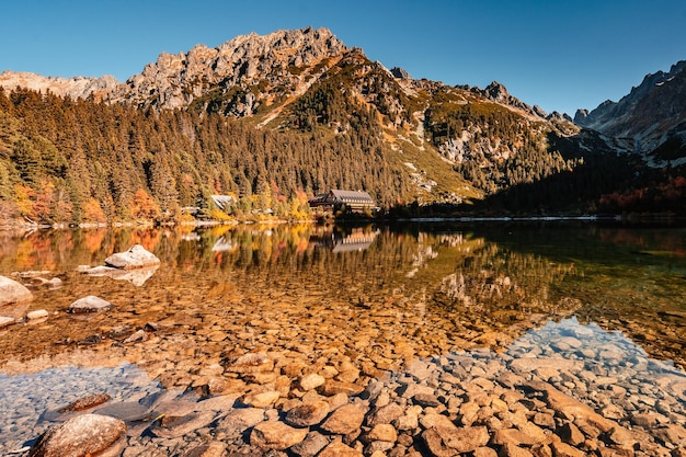 Senderismo Lago Popradske destino de senderismo muy popular en el paisaje de Eslovaquia del Parque Nacional High Tatras