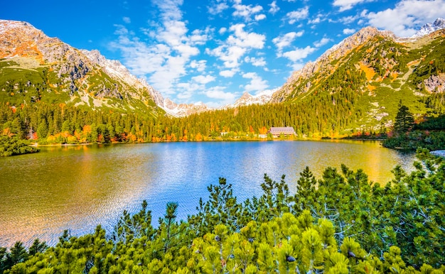 Senderismo Lago Popradske destino de senderismo muy popular en el paisaje de Eslovaquia del Parque Nacional High Tatras