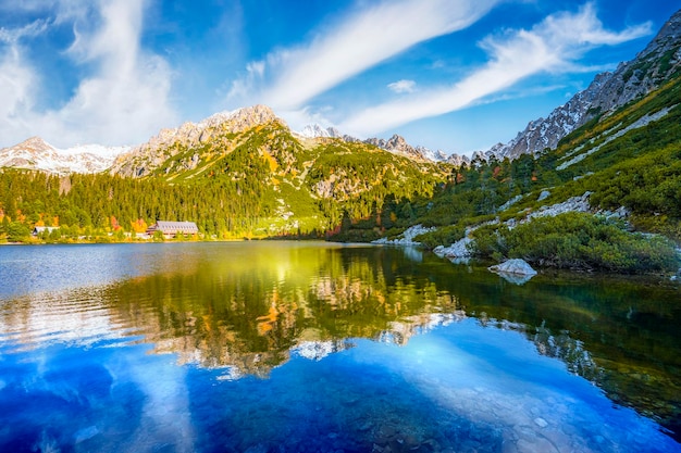 Senderismo Lago Popradske destino de senderismo muy popular en el paisaje de Eslovaquia del Parque Nacional High Tatras