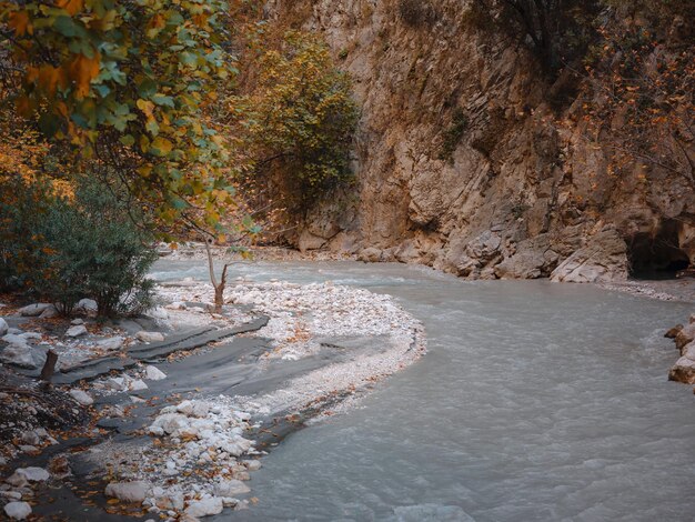 Foto senderismo a lo largo de la garganta de saklikent en turquía el cañón de saklikent se encuentra en el sur de turquía tiene 300 metros de profundidad y 18 km de largo