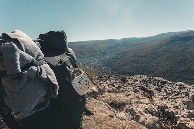 Foto senderismo en la montaña con una mochila.