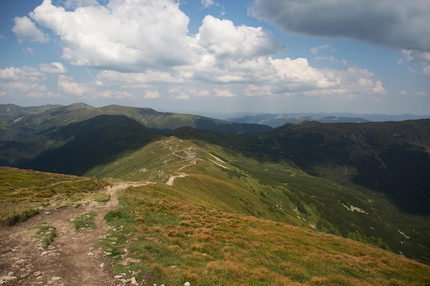 Senderismo en la montaña Ruta de senderismo para turistas