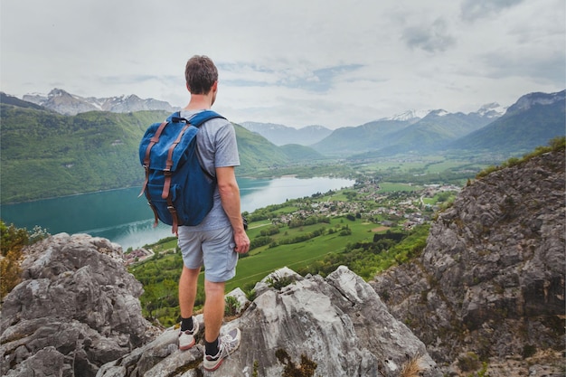 Foto senderismo en las montañas concepto de logro verano al aire libre actividad de ocio excursionista con mochila disfrutando de la vista del valle y el lago