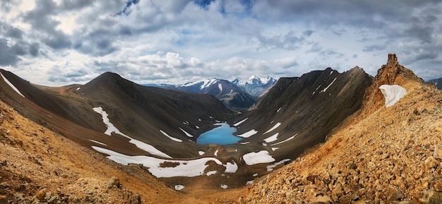 Senderismo en las montañas Ríos y lagos de montaña paisaje de verano de crestas y picos Un viaje increíble