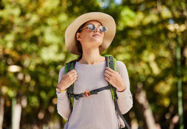 Senderismo mujer pensando y aventurando al aire libre y caminando para el bienestar, la aptitud y el descanso Felicidad mujer turista y dama en la naturaleza viajes y escapadas para un estilo de vida y turismo tranquilo y saludable