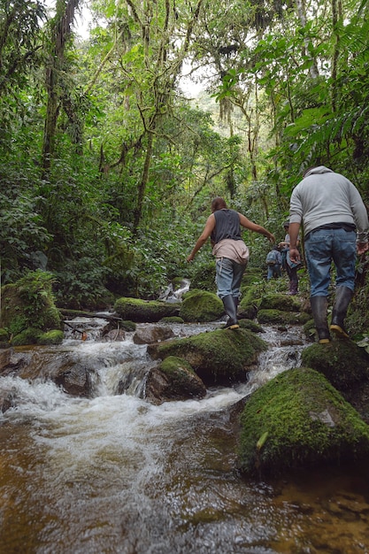 senderismo en la orilla del río.