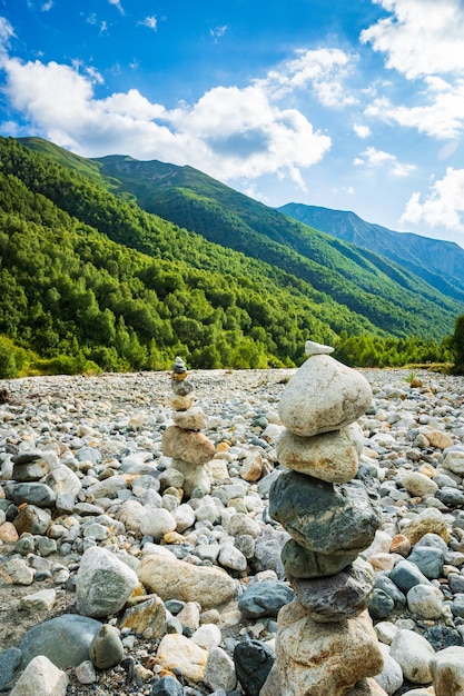 Foto senderismo paisaje al aire libre en el caucasus mestia senderismo en la región de svaneti georgia