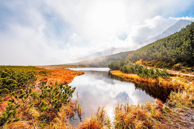 Senderismo en el parque nacional High Tatras HiIking a biele pleso cerca de zelene pleso en la montaña Vysoke Tatry Eslovaquia