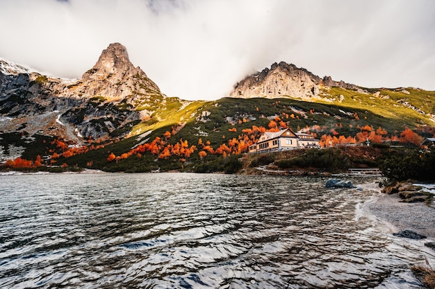 Senderismo en el parque nacional High Tatras HiIking desde el lago blanco hasta el lago verde en el paisaje montañoso Zelene pleso Eslovaquia