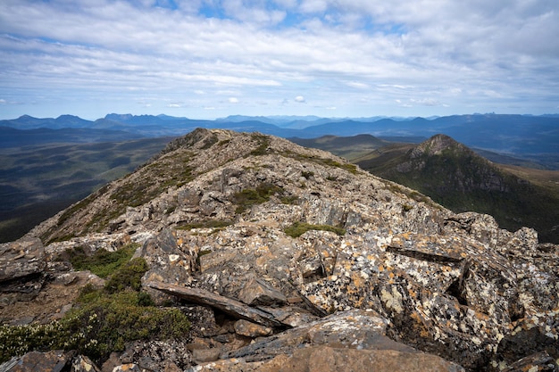 Foto senderismo hasta el pico adamsons en tasmania, australia