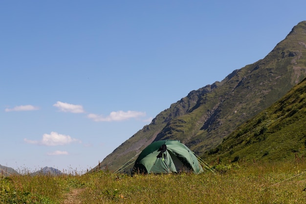 Senderismo con tienda de campaña en la naturaleza Viajes de aventura y trekking por Senderismo en la montaña