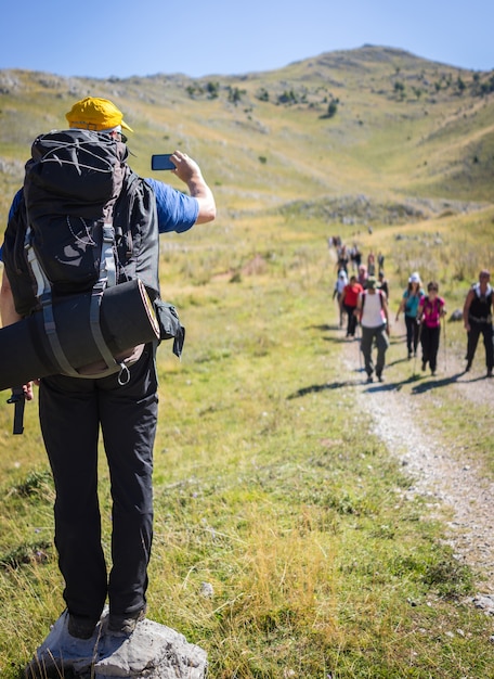 Foto senderismo trekking en las montañas grupo líder