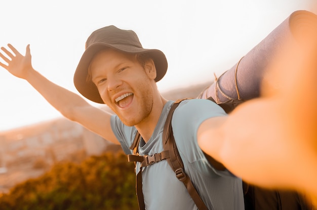 Senderismo. Un turista masculino que se siente bien y disfruta del senderismo.