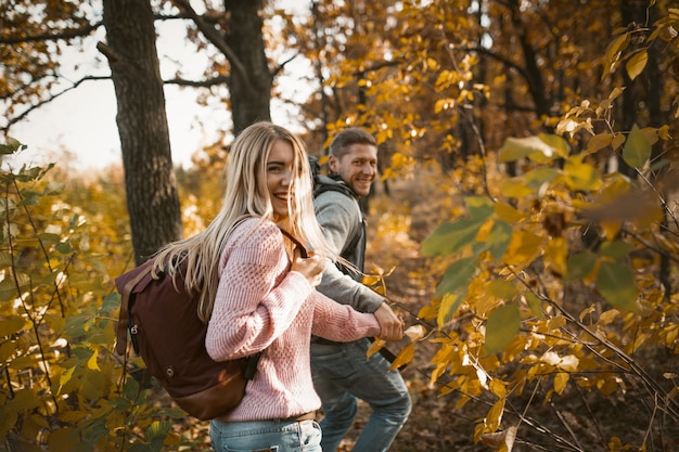 Senderismo de turistas con mochila en el bosque al aire libre