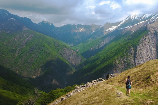 Senderismo turístico en las montañas de Piamonte, Italia en un día nublado