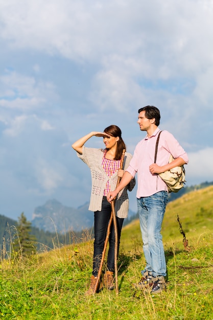 Senderismo de vacaciones - hombre y mujer en montañas alp