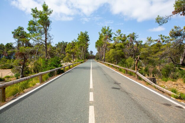 Senderismo vacaciones Mallorca España Hermosa imagen con paisaje de las montañas de la Serra de Tramuntana