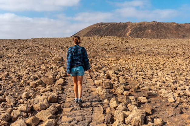 Sendero al cráter del volcán Calderón Hondo cerca de Corralejo, costa norte de la isla de Fuerteventura, Islas Canarias. España