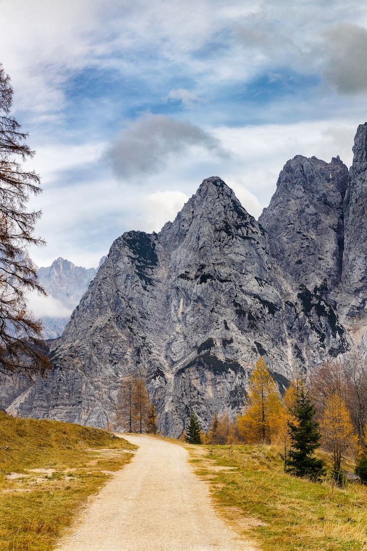 Foto sendero de los alpes julianos con una hermosa vista de las montañas rocosas en la temporada de otoño