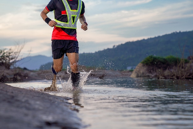 El sendero del atleta corriendo en la montaña de roca