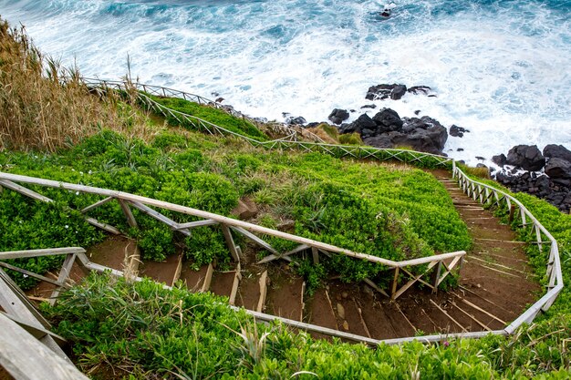 Sendero para caminar junto al mar