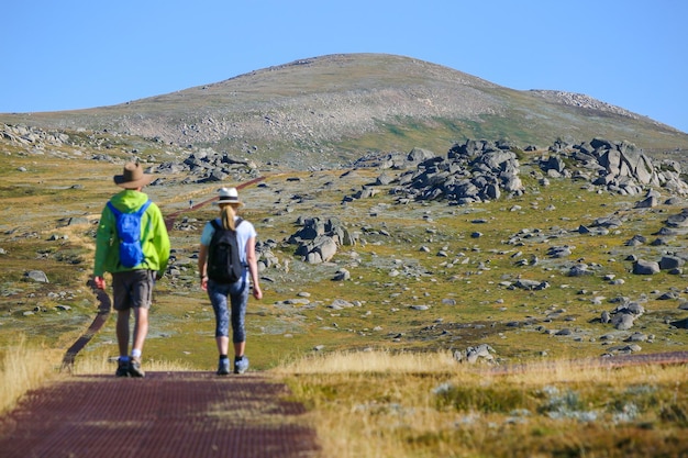 Sendero para caminar en la montaña Kosciuszko Dos amantes de la aventura, hombre y niña Parque Nacional Thredbo Australia