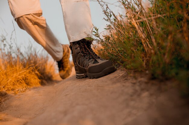 Sendero. Cerca de un hombre caminando por un sendero