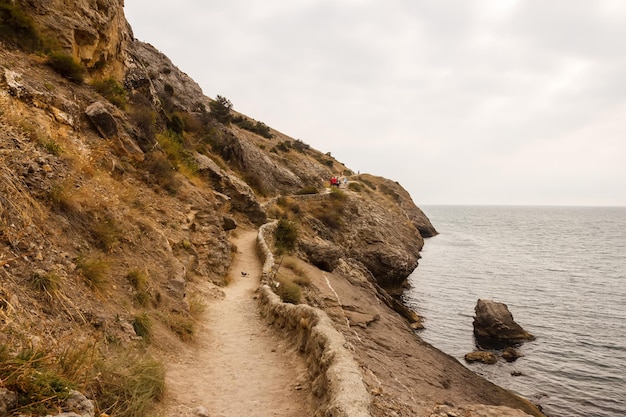 Un sendero en la costa del Mar Negro entre las rocas