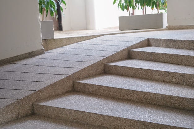 Sendero de entrada al edificio con rampa para personas mayores o no pueden autoayudarse personas con discapacidad silla de ruedas.