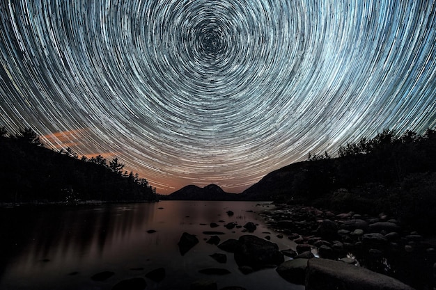 El sendero de las estrellas sobre el estanque de Jordania en el parque nacional de Acadia