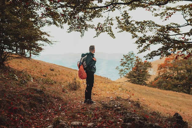 Sendero para excursionistas, senderismo en el bosque, gente, viajes de aventura.