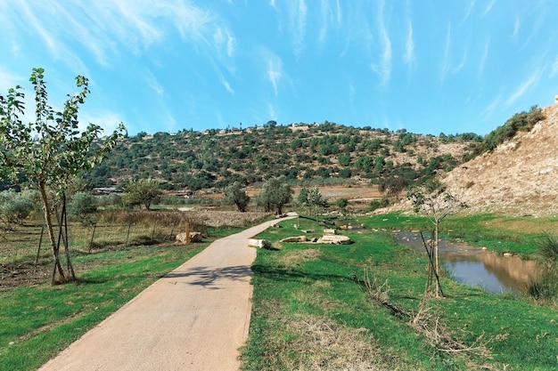 sendero a lo largo del río contra el fondo de un hermoso cielo en Israel