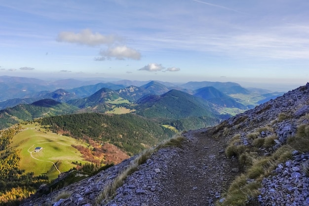 Sendero en una montaña empinada con una maravillosa vista al paisaje.