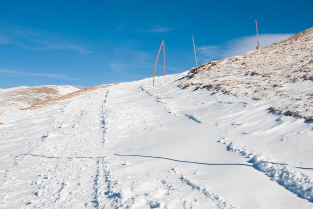 Sendero de nieve en Berthoud Pass, Colorado.