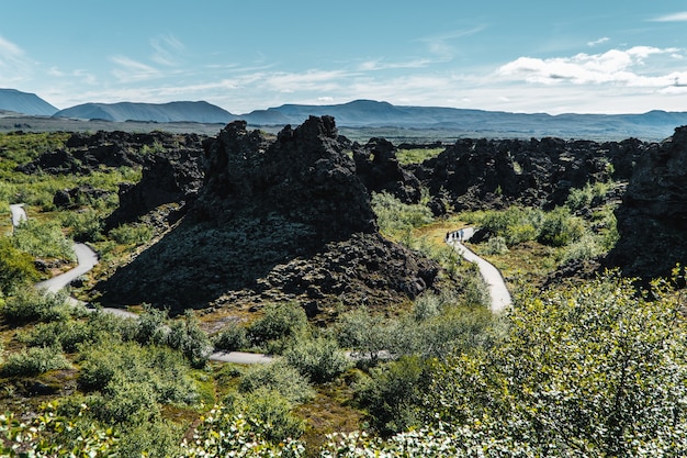 Sendero sinuoso a través de los campos de lava de Dimmuborgir en el norte de Islandia