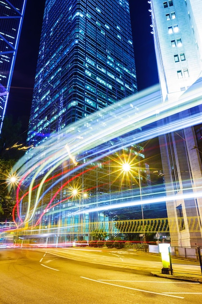 Foto sendero de tráfico en hong kong por la noche