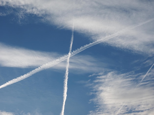 Senderos de avión en el cielo