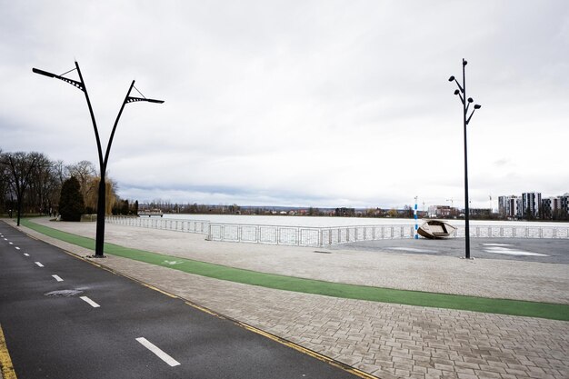 Senderos para correr y andar en bicicleta a lo largo del terraplén del callejón de la ciudad Paseo del lago