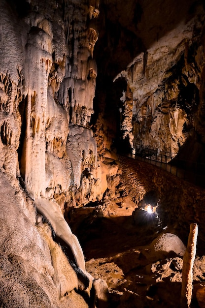 Senderos dentro del parque de cuevas de Postojna Es el segundo sistema de cuevas más largo del país Uno de sus principales sitios turísticos Las cuevas fueron creadas por el río Pivka