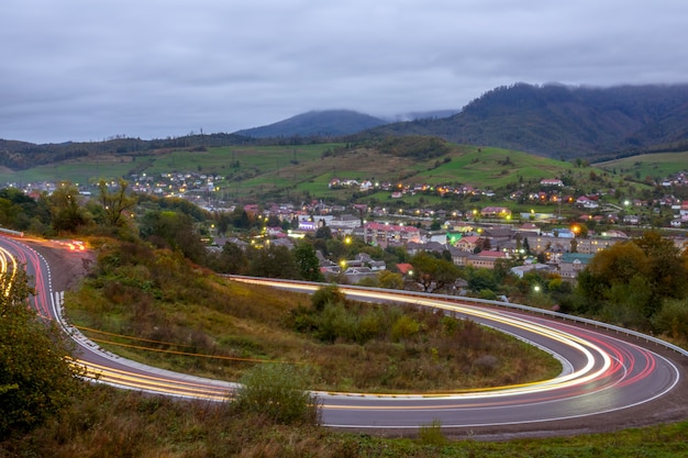 Senderos de faros de coches rápidos