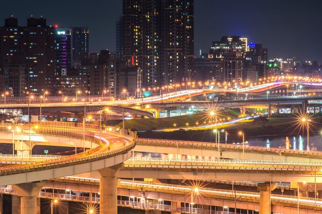 Senderos de luces para automóviles del nuevo puente de Taipei: concurrido puente de Taipei después del horario laboral