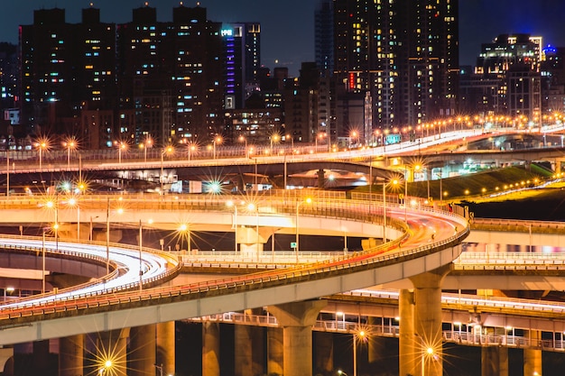 Senderos de luces para automóviles del nuevo puente de Taipei: concurrido puente de Taipei después del horario laboral