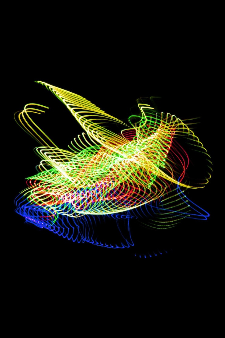Foto senderos de luz de neón onda colorida aislada sobre fondo negro. patrón de luz superpuesto colorido futurista.