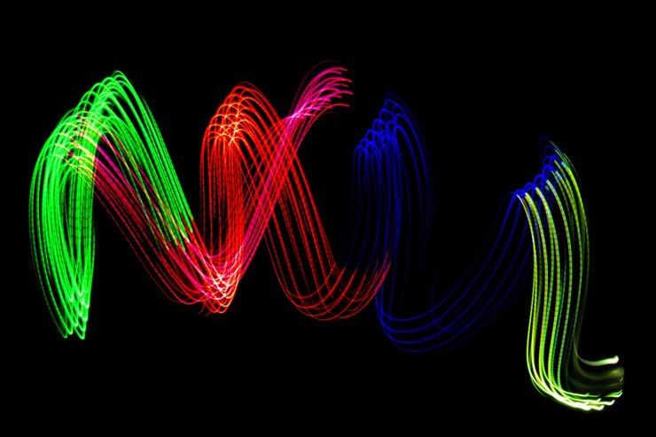 Foto senderos de luz de neón onda colorida aislada sobre fondo negro. patrón de luz superpuesto colorido futurista.