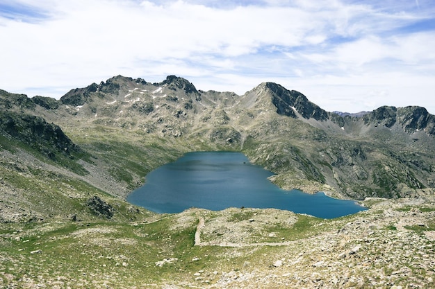 Senderos de montaña del lago azul